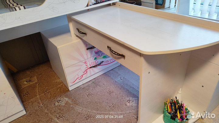 Детская кровать чердак со столом и шкафом