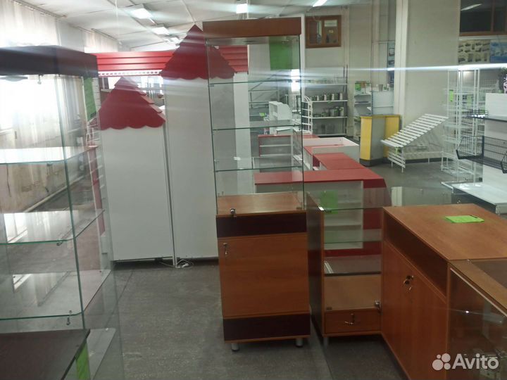 Витрина Статус пмвм с высоким цоколем