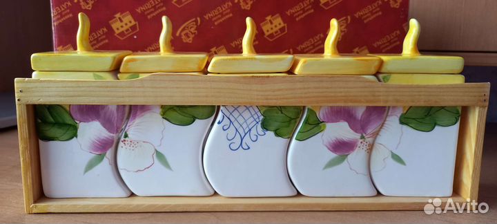 Набор для кухни новый, 5 ёмкостей на полочке