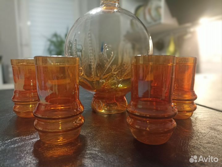 Графин с фигуркой и стопки