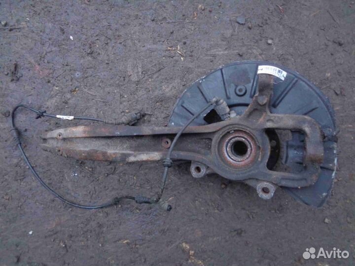 Кулак поворотный передний правый 7L0407258A Audi Q