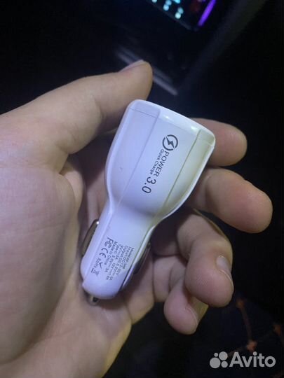 Автомобильное зарядное устройство для телефона