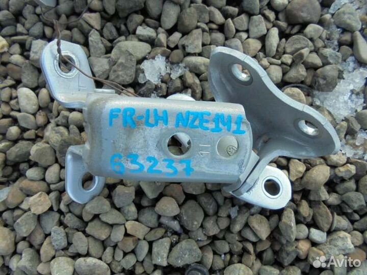 Петля двери передняя левая Toyota Corolla Axio