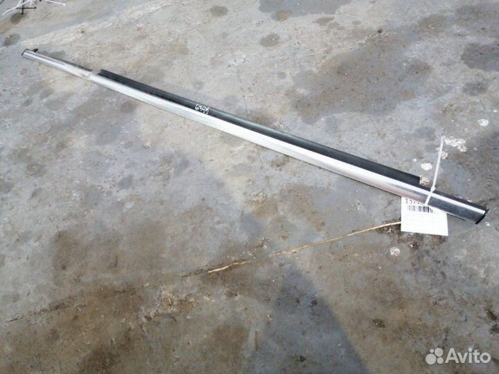 Молдинг стекла передний левый Mercedes Benz C200