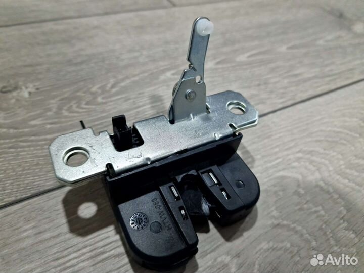 Замок крышки багажника VW Golf 4 1J6827505C