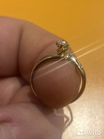 Золотое кольцо с природным бриллиантом