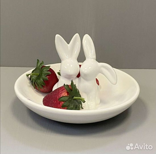 Конфетница с кроликами