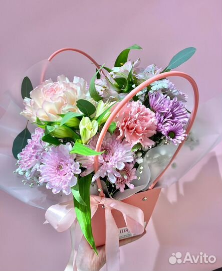 Композиция в сумочке с альстромерией