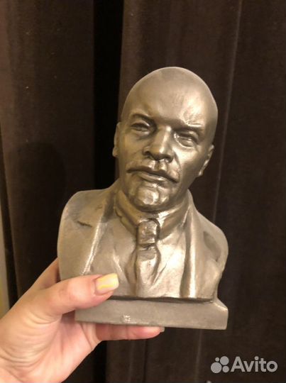 Стелла кремль и бюст Ленина