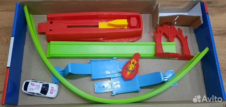 Гоночный трек с машинкой