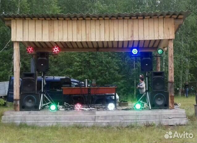 Звукорежиссер со своей аппаратурой, диджей, DJ