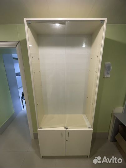 Шкаф витринный