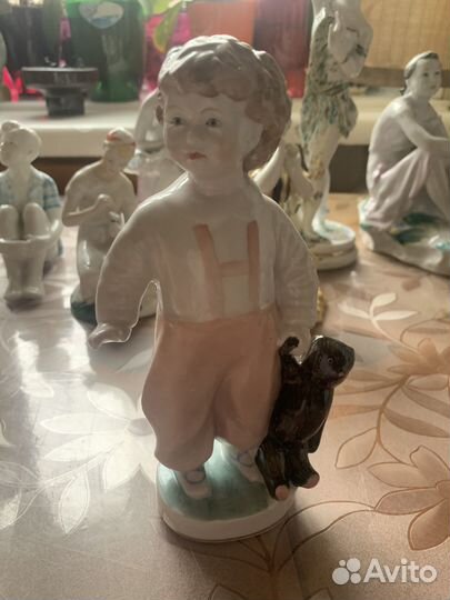 Статуэтка « Мальчик с мишкой» лфз