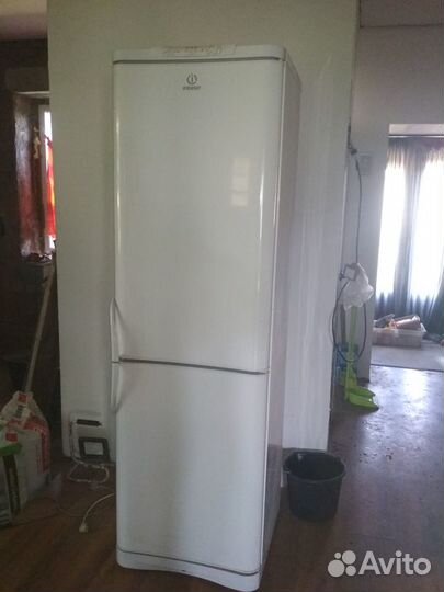 Холодильник морозильник Indesit C240G 370литров