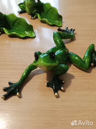 Статуэтка лягушек