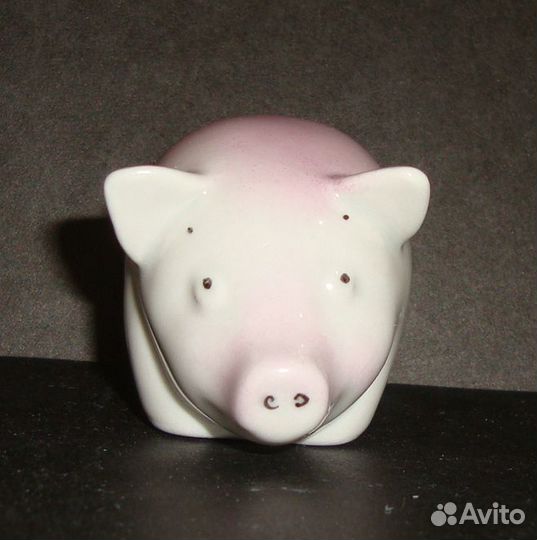 Фарфоровая статуэтка. Свинка, поросёнок. Рига.(2)