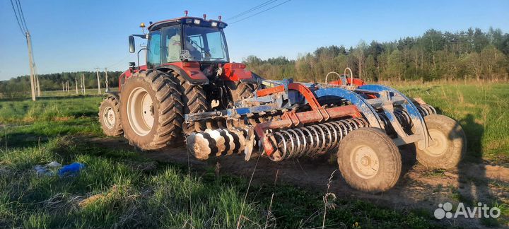 Вспашка земли трактором культивация