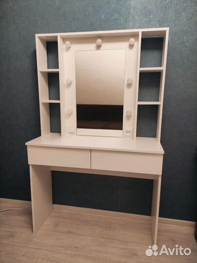 Гримерный стол с зеркалом