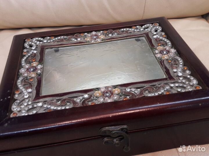 Шкатулка со стразами деревянная