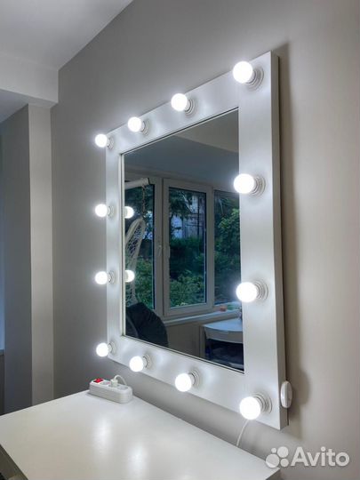 Гримерное зеркало с лампочками