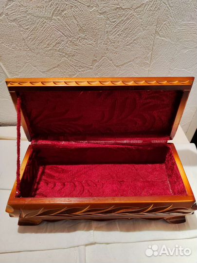 Деревянная шкатулка резная