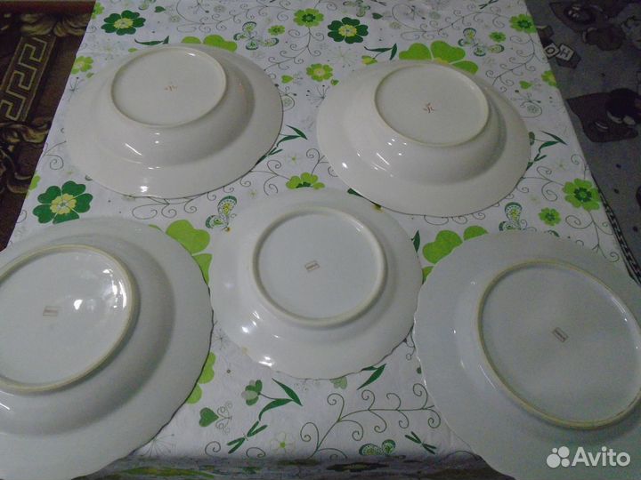 Тарелки и чайник