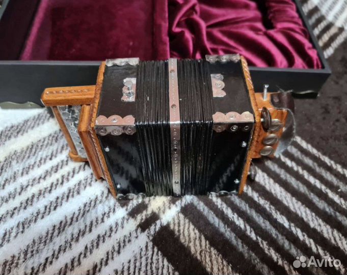 Сувенирная гармонь саратовская