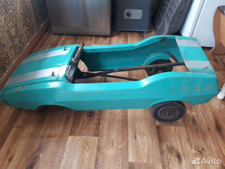 Детская педальная машинка