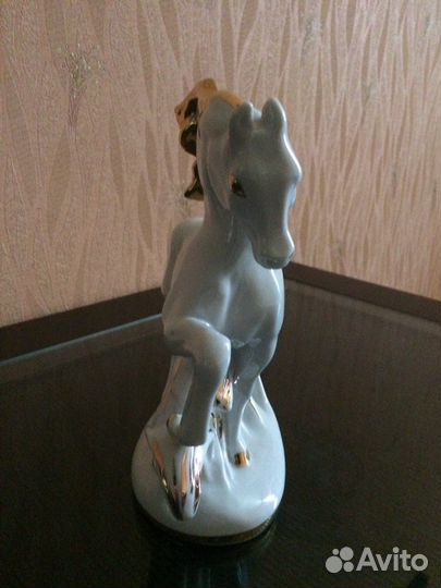 Фарфоровая статуэтка 