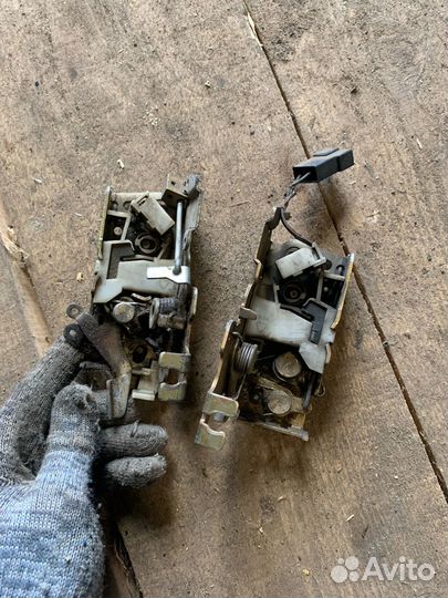 Замок передней правой и левый двери