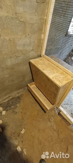 Гнездо для кур с яйцесборником, кормушка