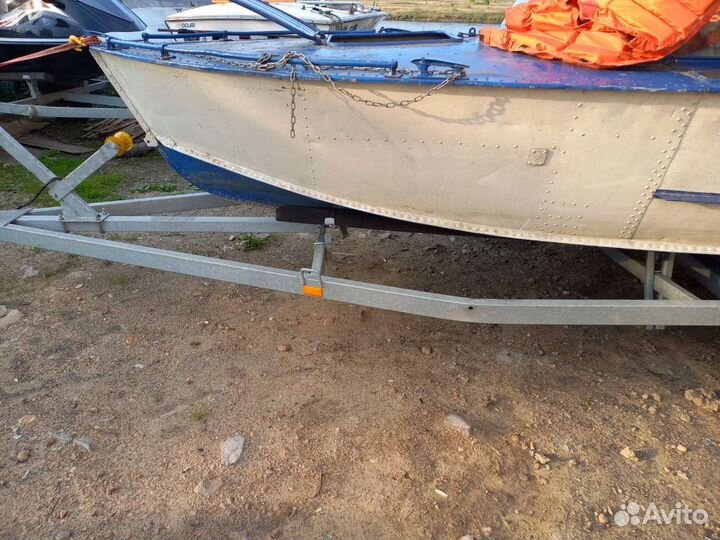 Лодка с двигателем