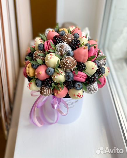 Композиция из клубники в шоколаде