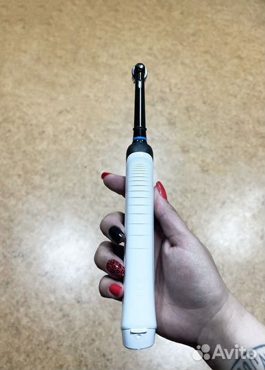 Электрическая зубная щетка Oral B Pro 1 790