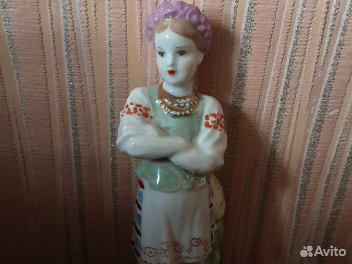 Статуэтка фарфор Украиночка