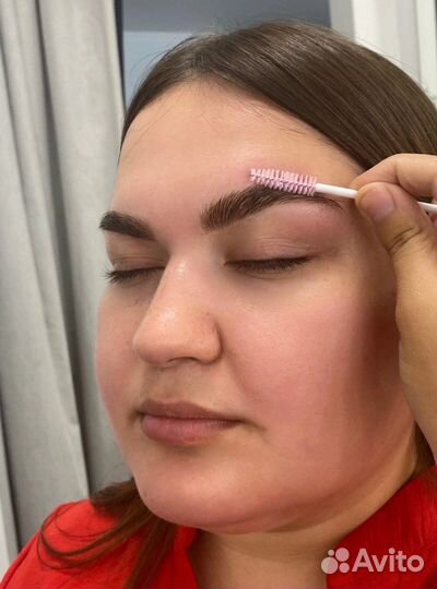 Модель на брови