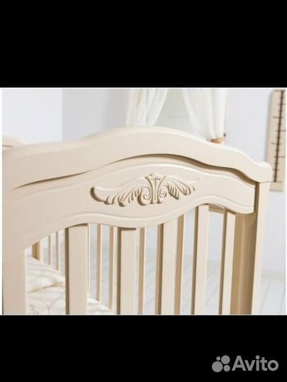 Детская кроватка с маятником