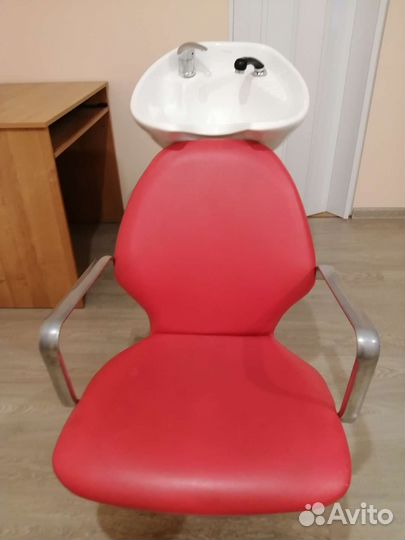 Кресло, мойка и зеркало парикмахерские