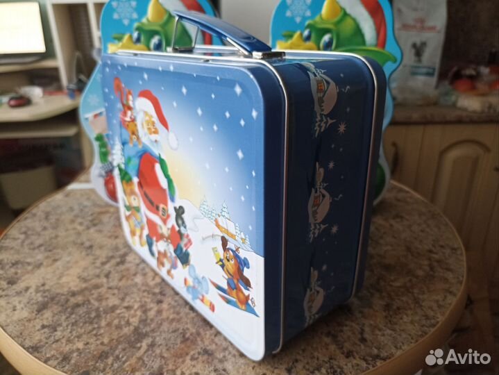 Новогодняя жестяная коробка