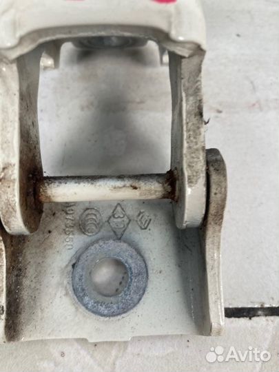 Петля двери нижняя передняя правая Renault Captur