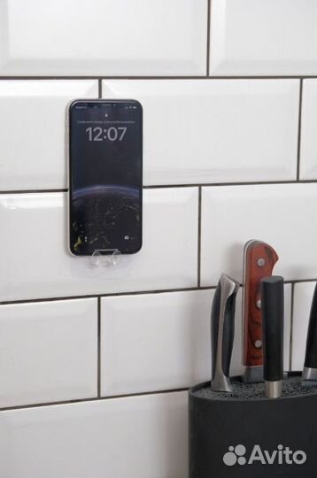 Самоклеящийся крючок для вилок электроприборов