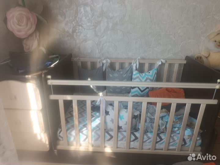Детская кроватка с маятником
