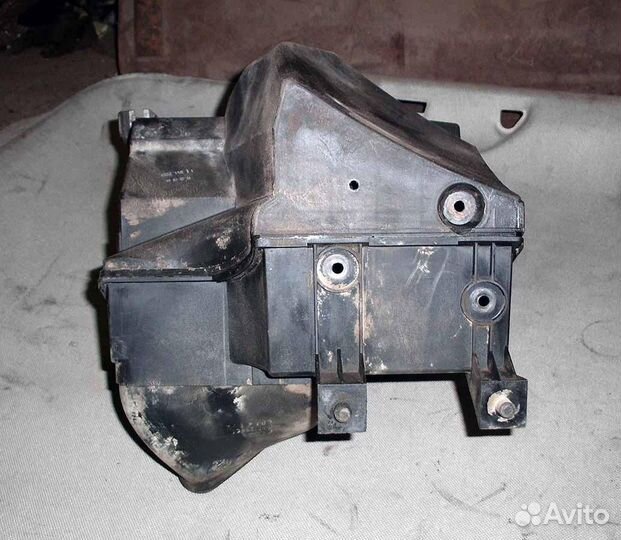 Корпус воздушного фильтра правый Audi A8 D2