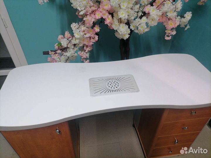 Стол маникюрный с вытяжкой