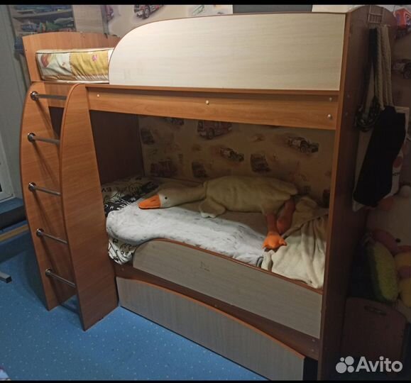 Двухъярусная кровать б/ус матрасами