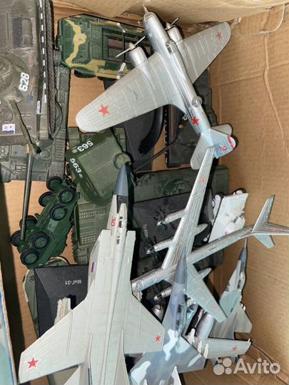 Коллекционные модельки танков и самолетов