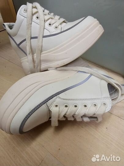 Продажа кроссовок женских