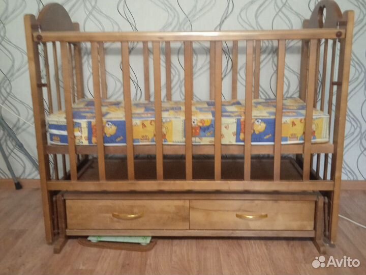 Детская кроватка с маятником