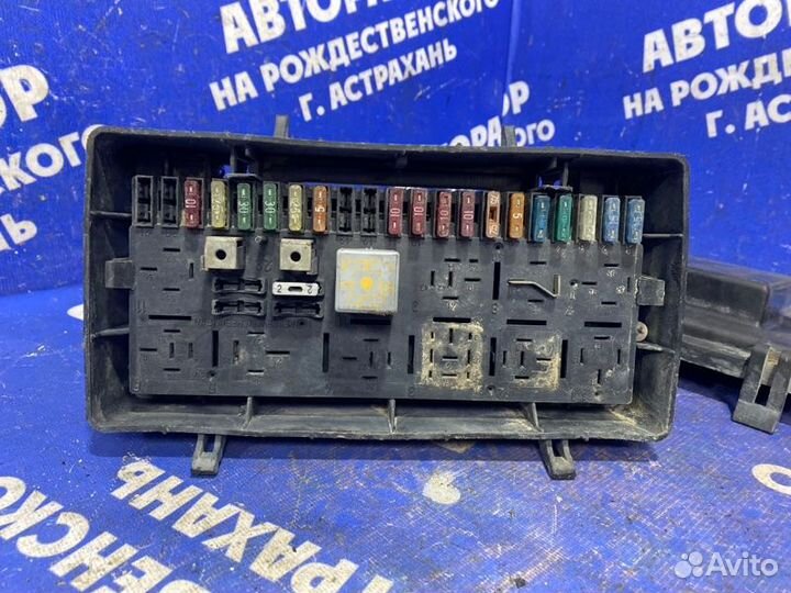 Блок предохранителей Audi 80 седан 1991
