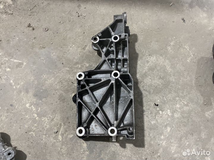 Кранштейн 03G903143А Skoda Audi Volkswagen